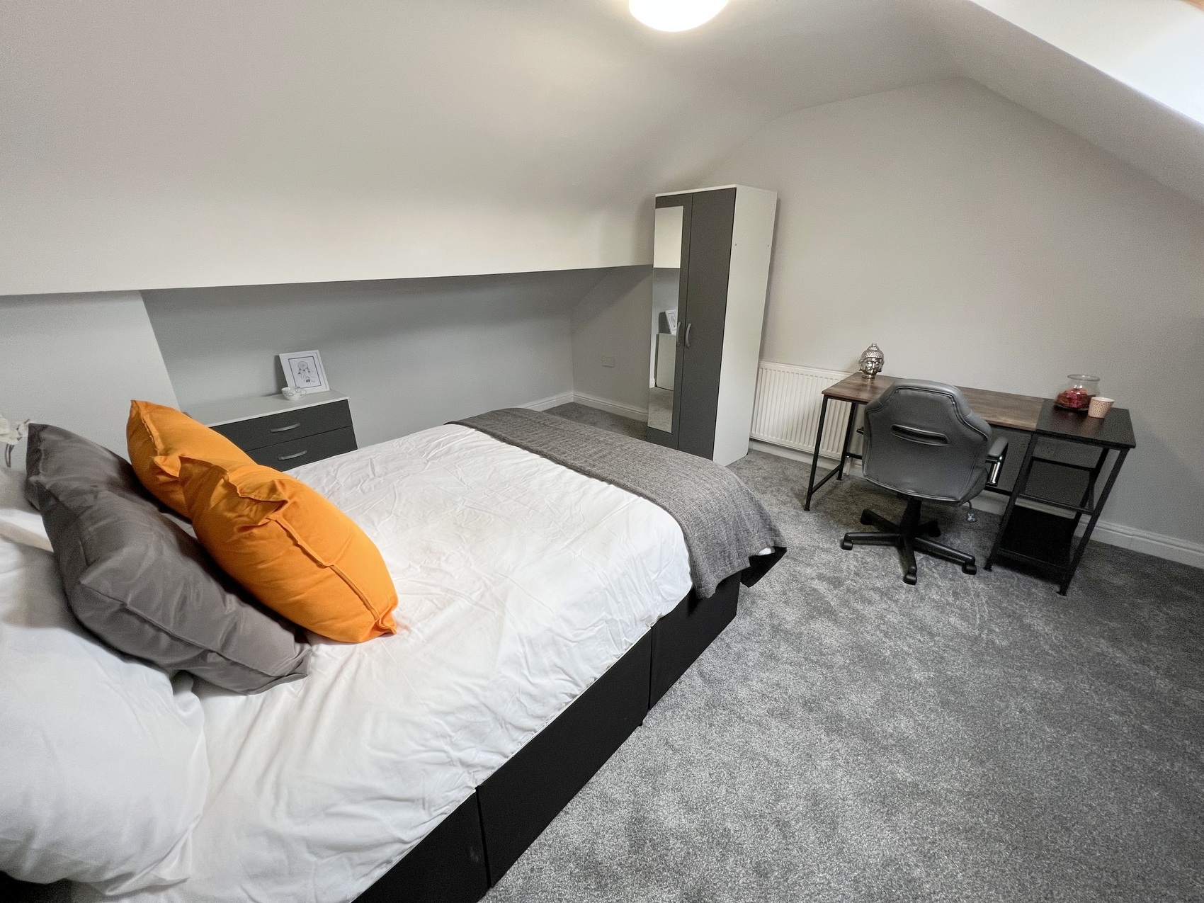 Luxurious Brand NEW Rooms Near Moseley Village! – Room 6
