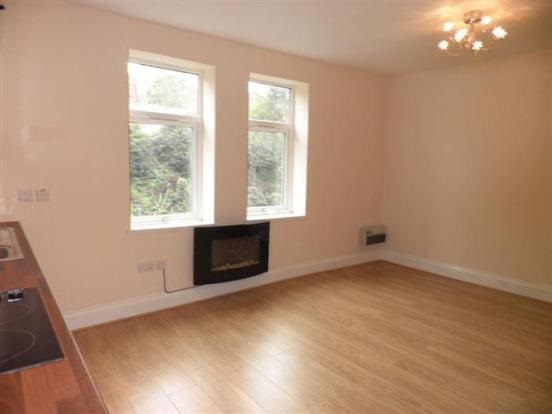 Lovely spacious 2 bedroom flat in Dudley DY2